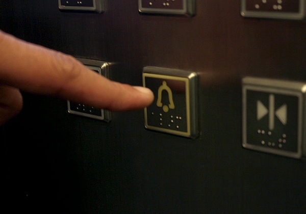 Nên làm gì nếu bạn bị mắc kẹt trong thang máy?